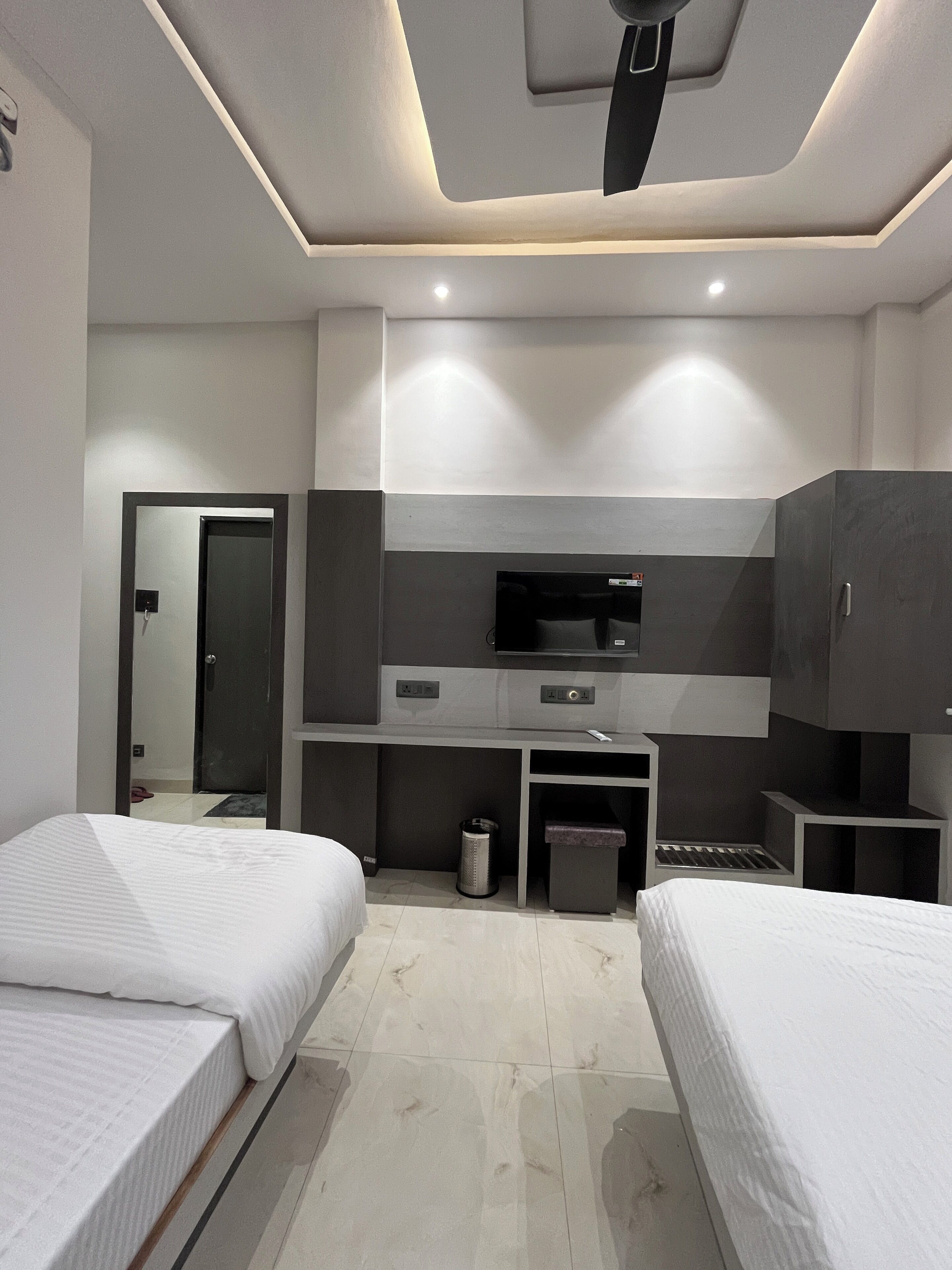 Quarto triplo luxo | Ferros/tábuas de passar roupa, Wi-Fi de cortesia