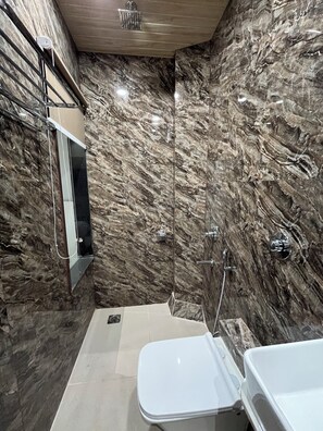 Habitación Deluxe doble, vistas a la ciudad | Baño | Ducha, artículos de higiene personal gratuitos, zapatillas y toallas