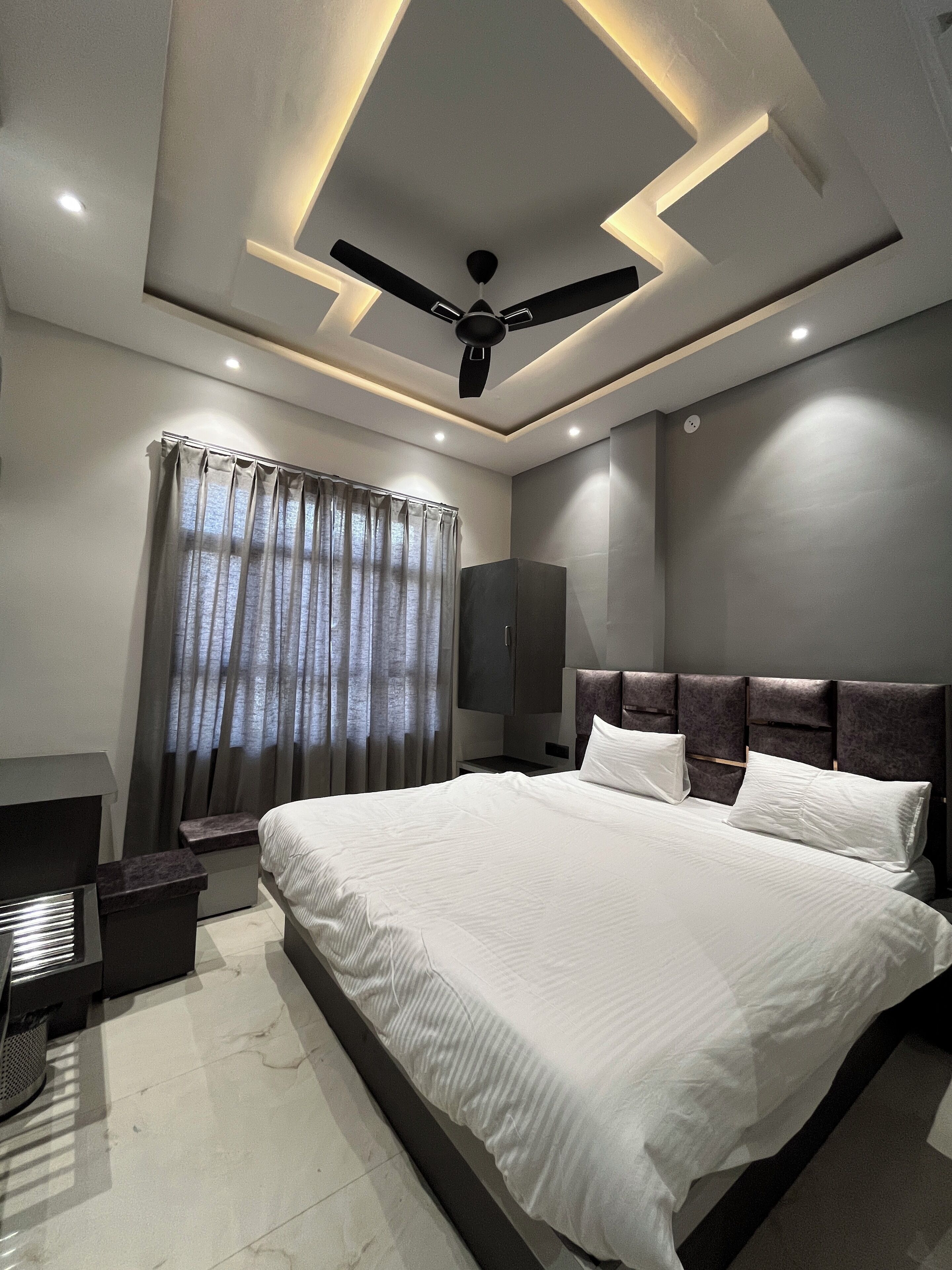 Quarto casal luxo, vista para a cidade | Ferros/tábuas de passar roupa, Wi-Fi de cortesia