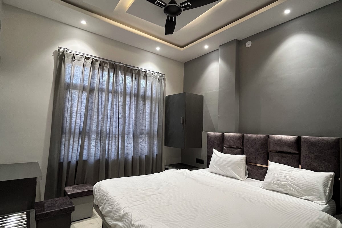 Quarto casal luxo, vista para a cidade | Ferros/tábuas de passar roupa, Wi-Fi de cortesia