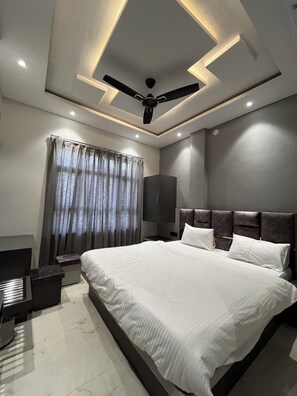 Quarto casal luxo, vista para a cidade | Ferros/tábuas de passar roupa, Wi-Fi de cortesia