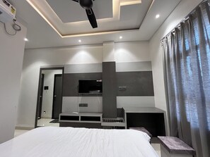 Habitación Deluxe doble, vistas a la ciudad | Tabla de planchar con plancha y wifi gratis