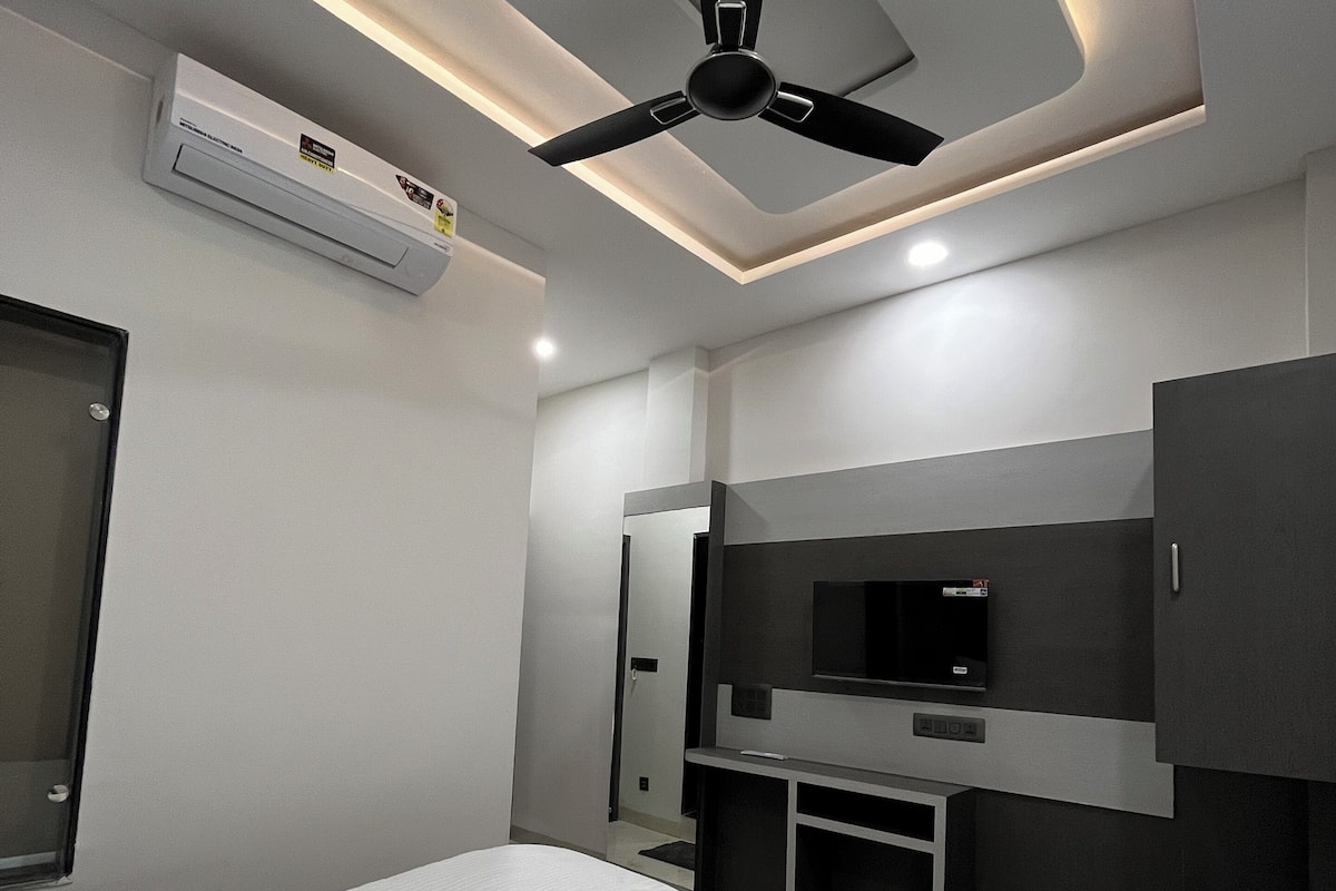 Quarto casal standard | Ferros/tábuas de passar roupa, Wi-Fi de cortesia