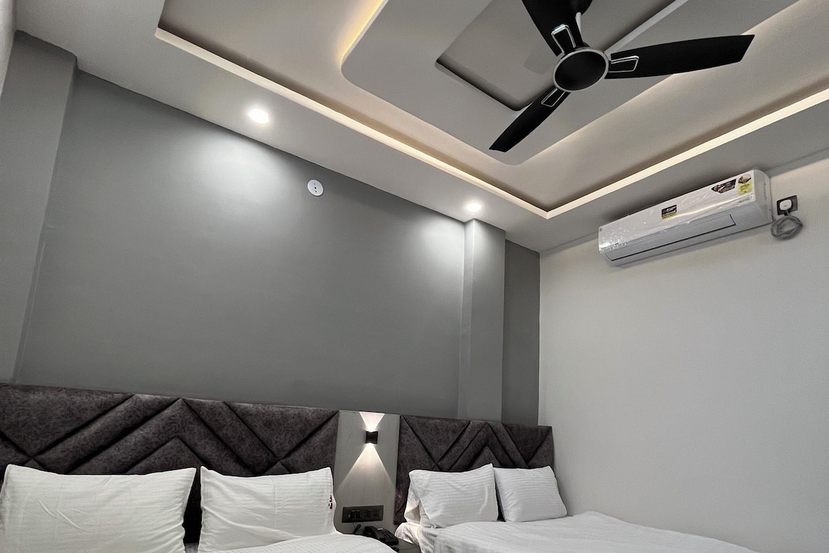 Quarto duplo luxo | Ferros/tábuas de passar roupa, Wi-Fi de cortesia