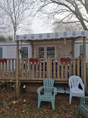 Terrace/patio - 3-bedroom mobile home, sleeps 6 in wooded campsite overlooking lake. (Sainte-Reine-de-Bretagne)