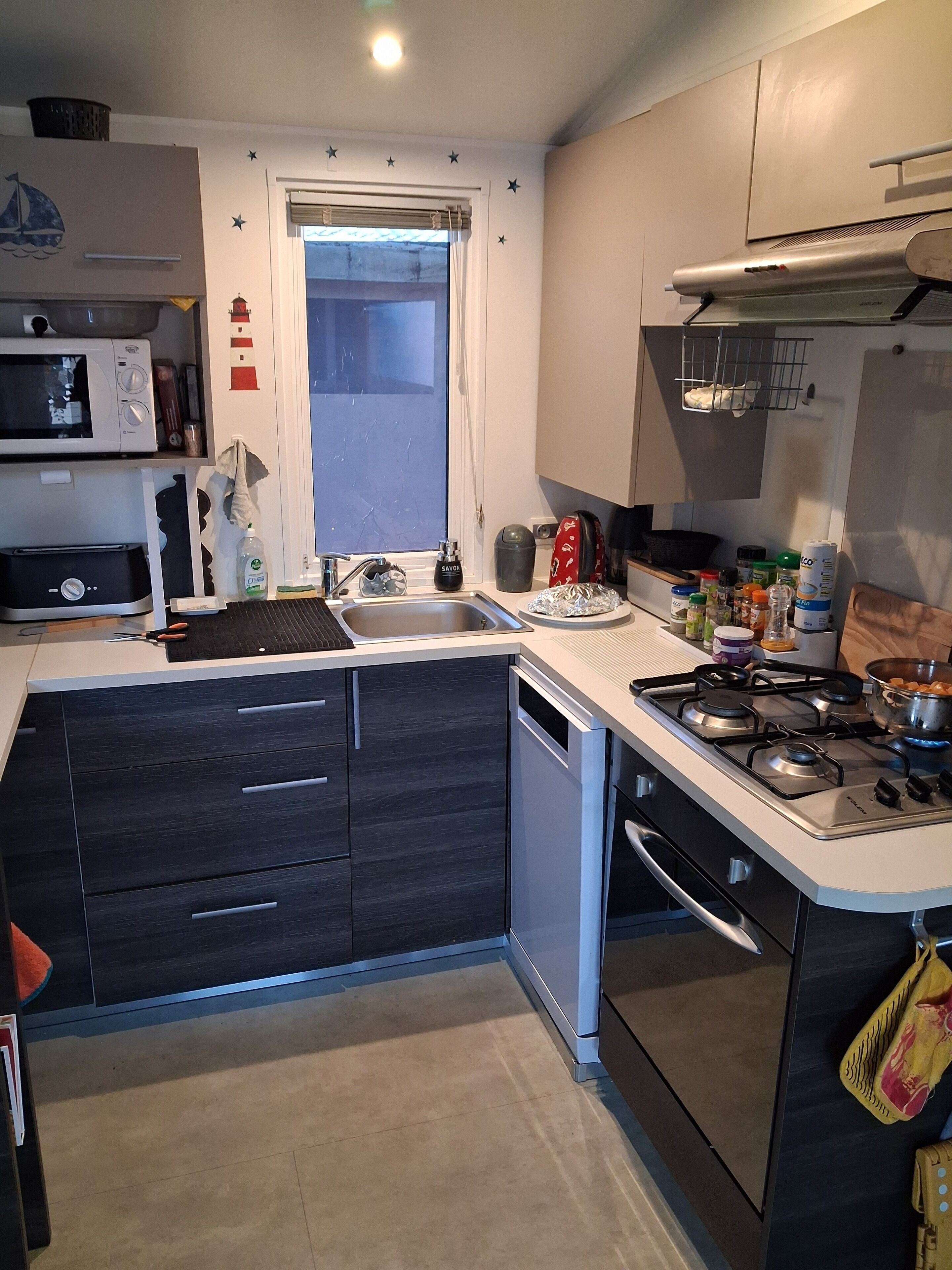 Refrigerador, microondas, horno y parrilla de estufa 