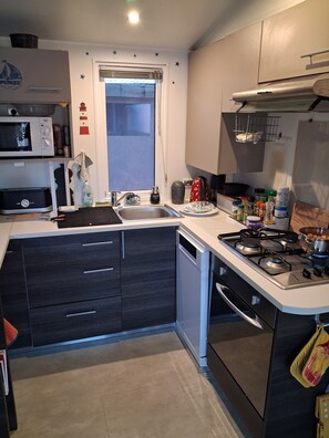 Fridge, microwave, oven, stovetop - 3-bedroom mobile home, sleeps 6 in wooded campsite overlooking lake. (Sainte-Reine-de-Bretagne)