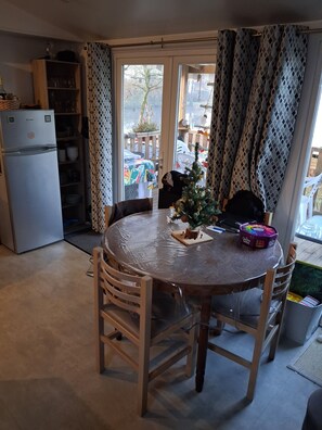 Dining - 3-bedroom mobile home, sleeps 6 in wooded campsite overlooking lake. (Sainte-Reine-de-Bretagne)