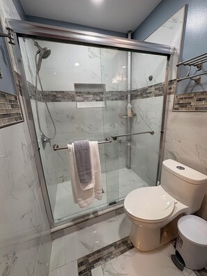 Shower, hair dryer, towels, soap - Modern Comfort house & Convenience Near DC (Upper Marlboro)