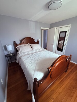 Tabla de planchar con plancha, wifi y ropa de cama 