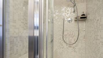 Douche, articles de toilette gratuits, sèche-cheveux, bidet