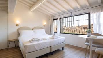 Una camera da letto con un letto, comodini, una finestra con tende e vista sull'esterno.