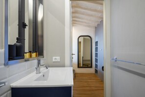 Douche, bidet, serviettes fournies, shampoing