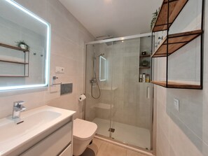 Shower, hair dryer, towels, soap - Mijas apartment La Cala Beach, 50 meters to Sea! (Las Lagunas de Mijas)