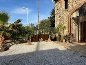 Exterior detail - Atypical gîte in the heart of the vineyards and close to the sea (Caves)