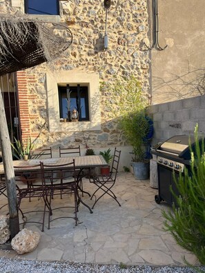Outdoor dining - Atypical gîte in the heart of the vineyards and close to the sea (Caves)