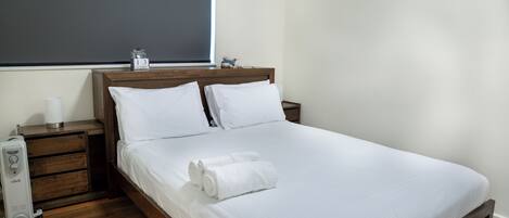 1 dormitori, planxa i posts de planxar, wifi i roba de llit