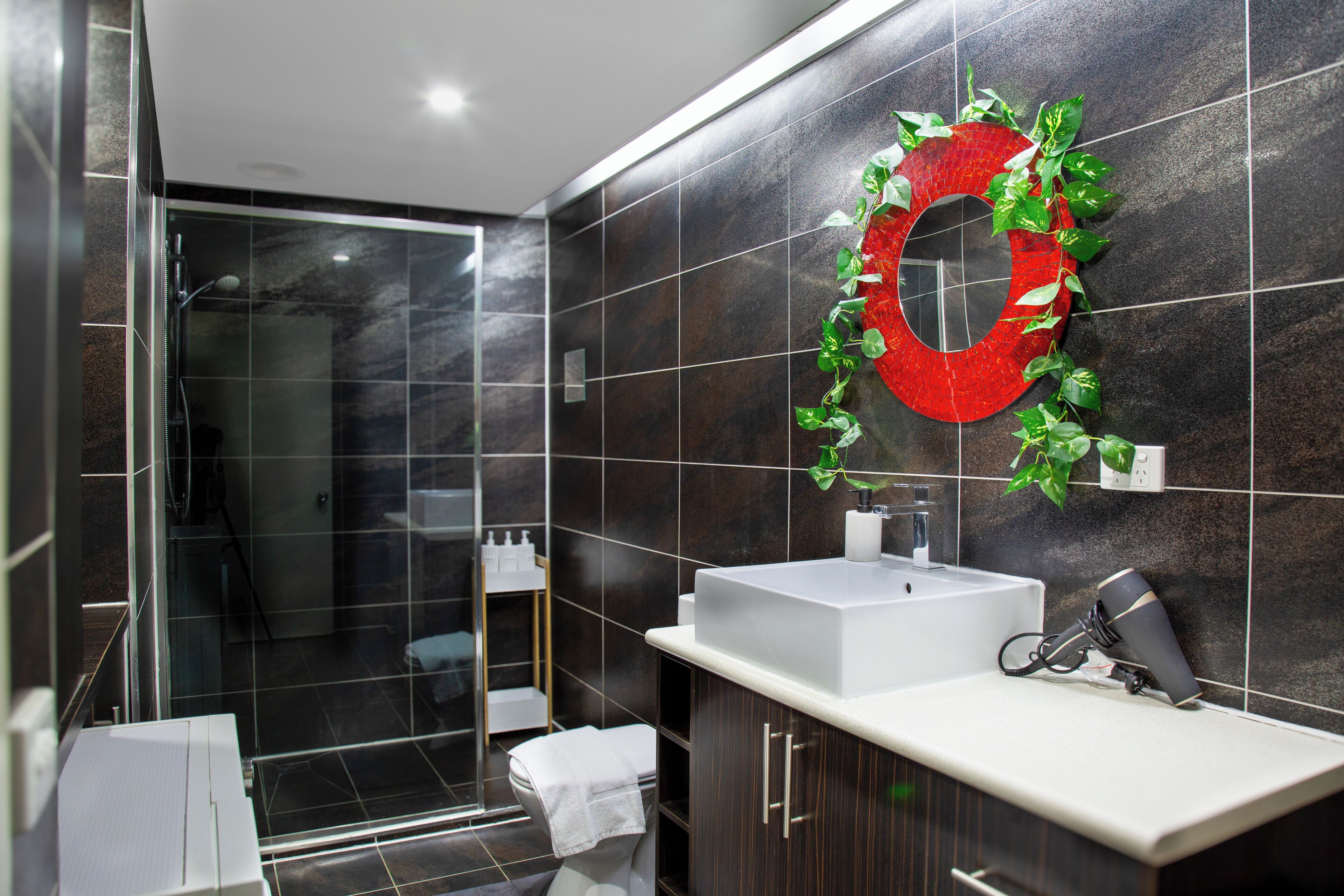 Dusche, Haartrockner, Handtücher, Seife