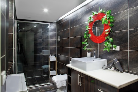 Shower, hair dryer, towels, soap. Quirky and cozy stay in the heart of Parkville for who loves travelling and food
