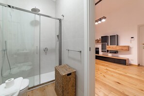 Dusche, Bidet, Handtücher