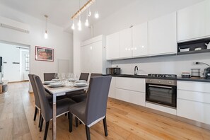 Fridge, microwave, dishwasher, toaster - 5 walk from Porta Venezia station, with 2 bedrooms (Milan)
