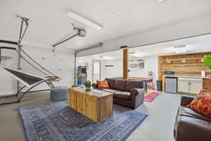 TV, fotballspill, bordtennis og bøker