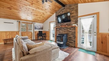 TV, fotballspill, bordtennis og bøker