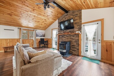 Family Cabin Minutes to Gunstock & Lake Winnipesaukee
