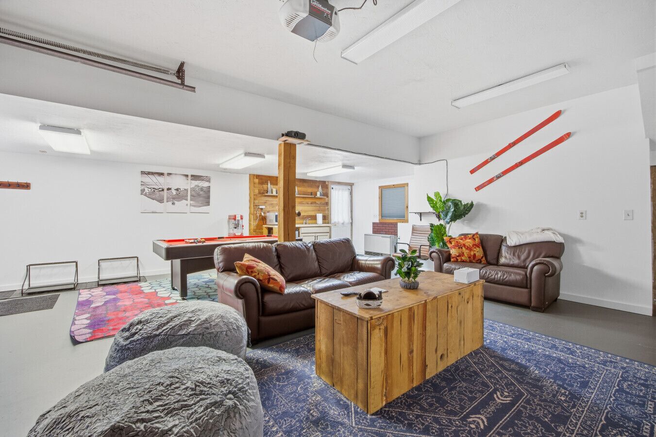 Televisión, futbolito, tenis de mesa y libros 