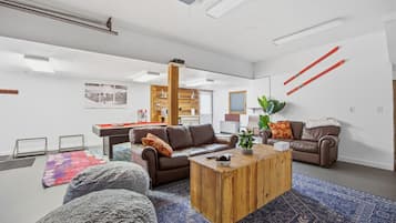 Televisión, futbolito, tenis de mesa y libros