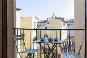 Outdoor dining - Oltrarno Elegant Apartment (Firenze)