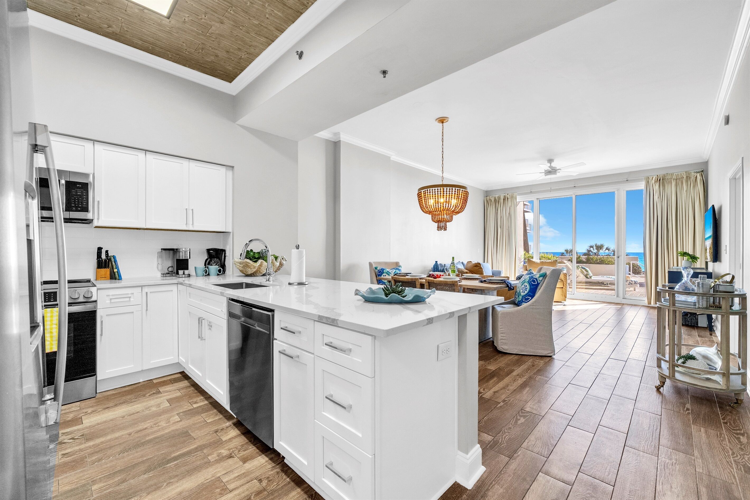 Geladeira, micro-ondas, cooktop, lava-louças