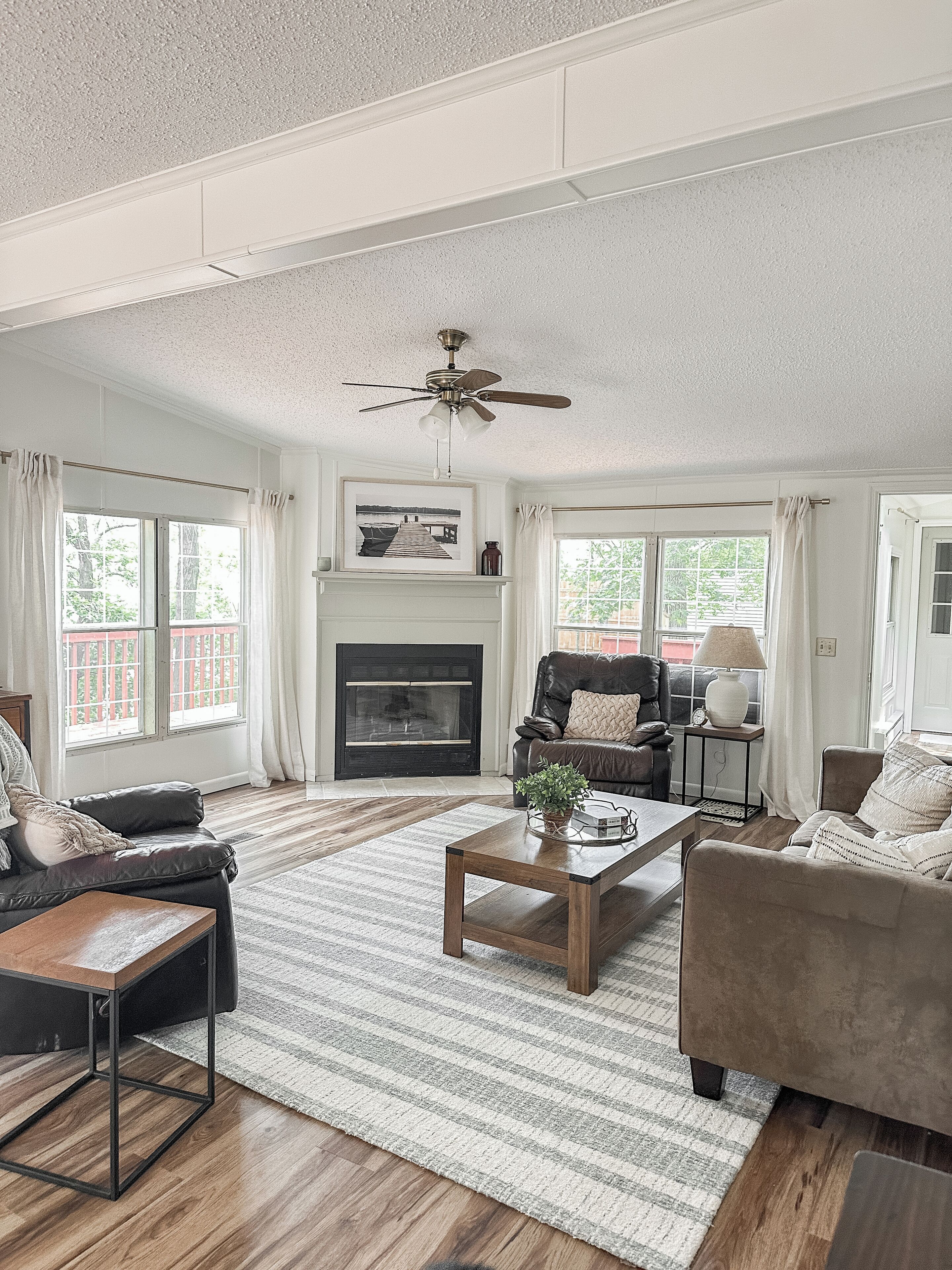 Una televisión, una chimenea