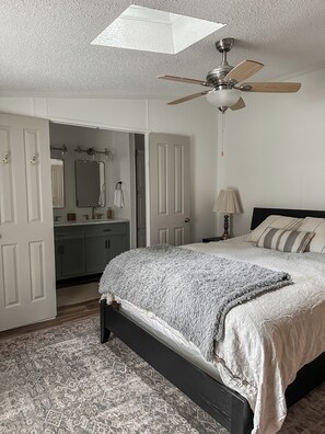 Iron/ironing board, WiFi, bed sheets - Cozy River Retreat with Dock on Mississippi River (Thomson)