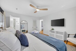 4 bedrooms, iron/ironing board, travel cot, free WiFi - The Oriole | Dog-Friendly | Game Room • Near Wrightsville Beach & UNCW (Wilmington)