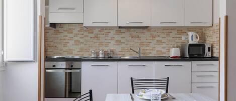 Kjøleskap, mikrobølgeovn, ovn og vannkoker