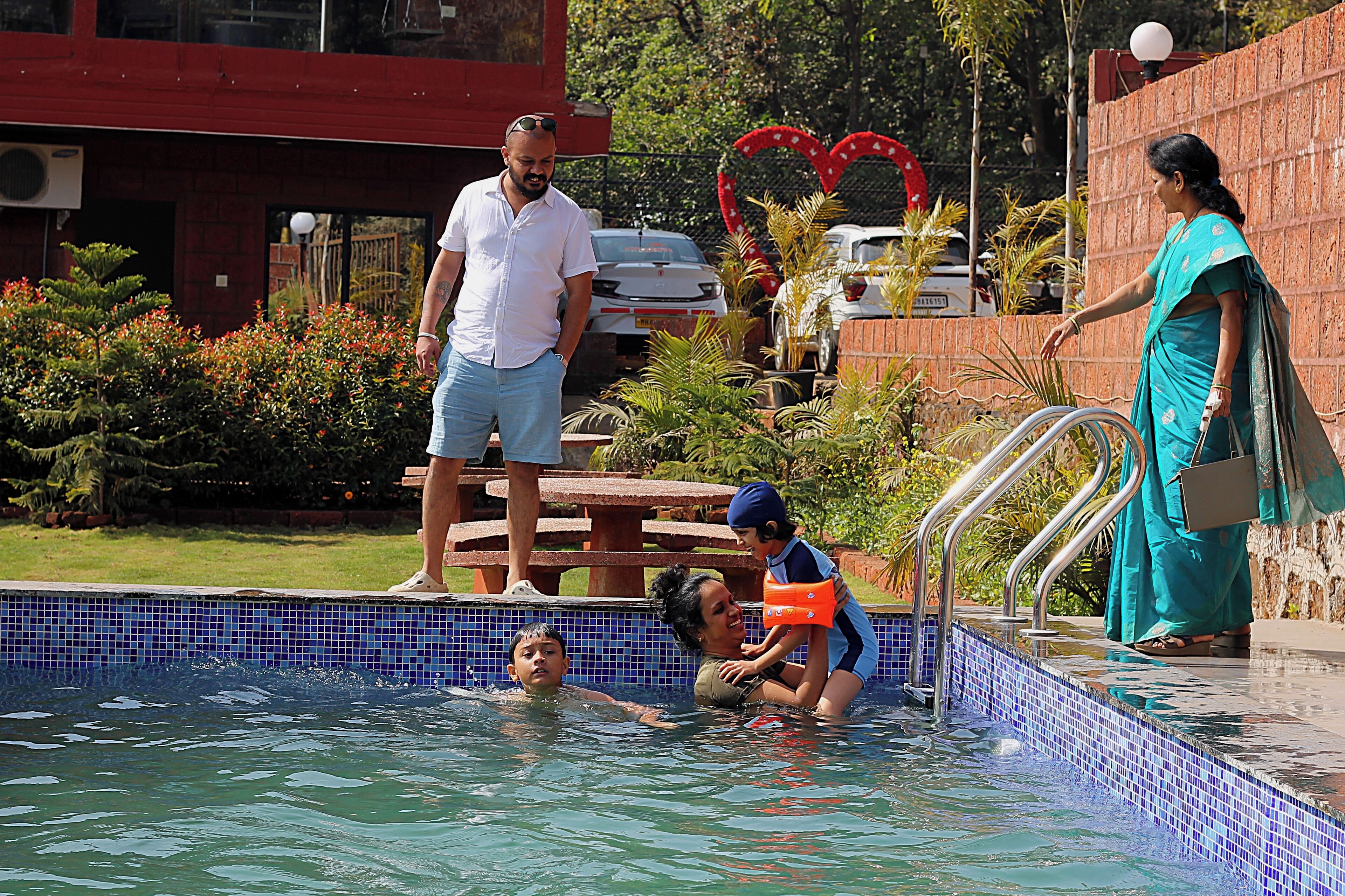 15 kolam renang outdoor