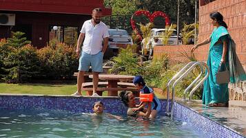 15 kolam renang outdoor