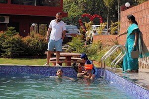 15 kolam renang outdoor