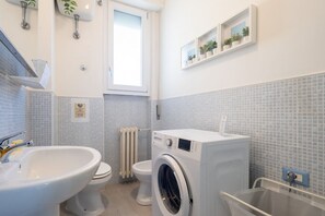 Shower, free toiletries, hair dryer, bidet - Three‑Bedroom Florence Home (Firenze)