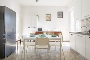 Fridge, microwave, oven, stovetop - Three‑Bedroom Florence Home (Firenze)