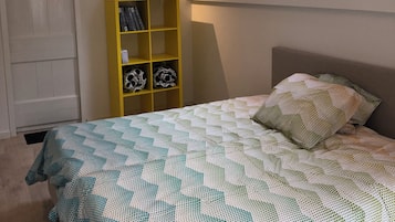 5 bedrooms, iron/ironing board, WiFi, bed sheets