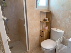 Shower, hair dryer, towels, soap - Apartment Les Emeraudes (Roquebrune-sur-Argens)