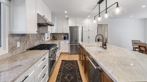 Kahvin-/teenkeitin, jääkaappi, mikroaaltouuni, uuni