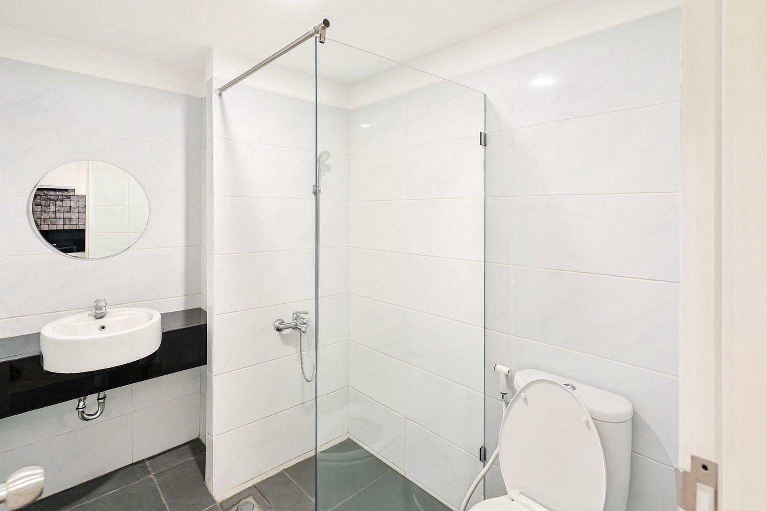 Douche, bidet, serviettes fournies, savon