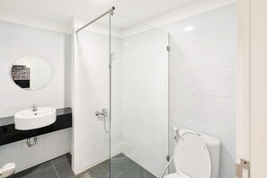 Douche, bidet, serviettes fournies, savon