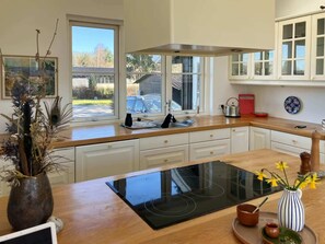 Refrigerador, parrilla de estufa, lavavajillas y tetera eléctrica 