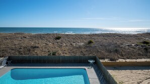 Ein Pool mit Blick auf Strand und Meer.
