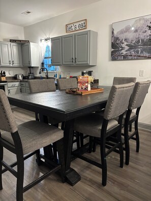 Dining - Updated - 3-bedroom house in delightful Sevierville, hot tub, dog friendly (Sevierville)