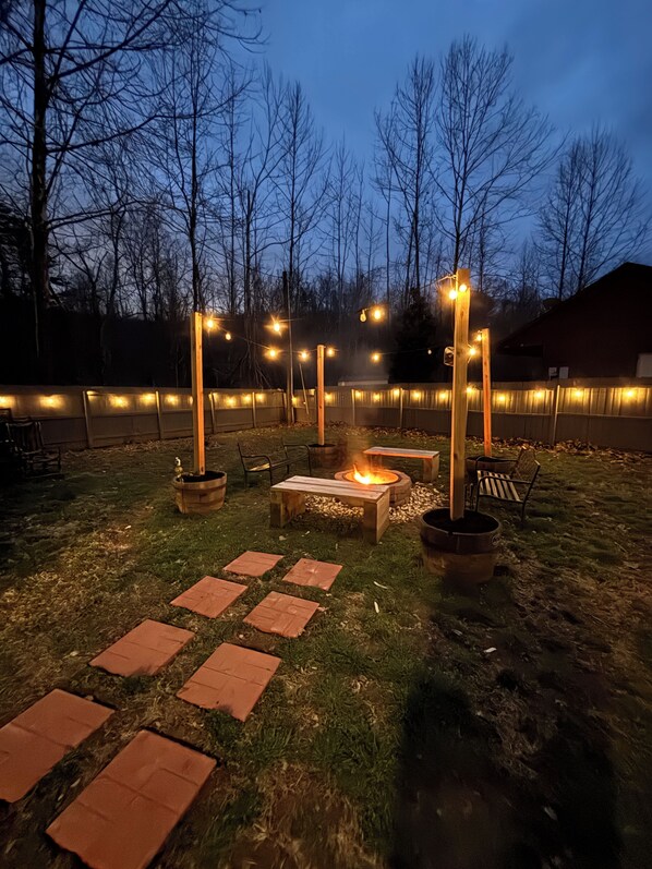 Property grounds - Updated - 3-bedroom house in delightful Sevierville, hot tub, dog friendly (Sevierville)